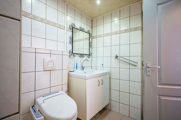 Foto - Te koop: Leuke, uitgebouwde tussenwoning uit 1927 met 3 slaapkamers en garage in de wijk Heksenberg